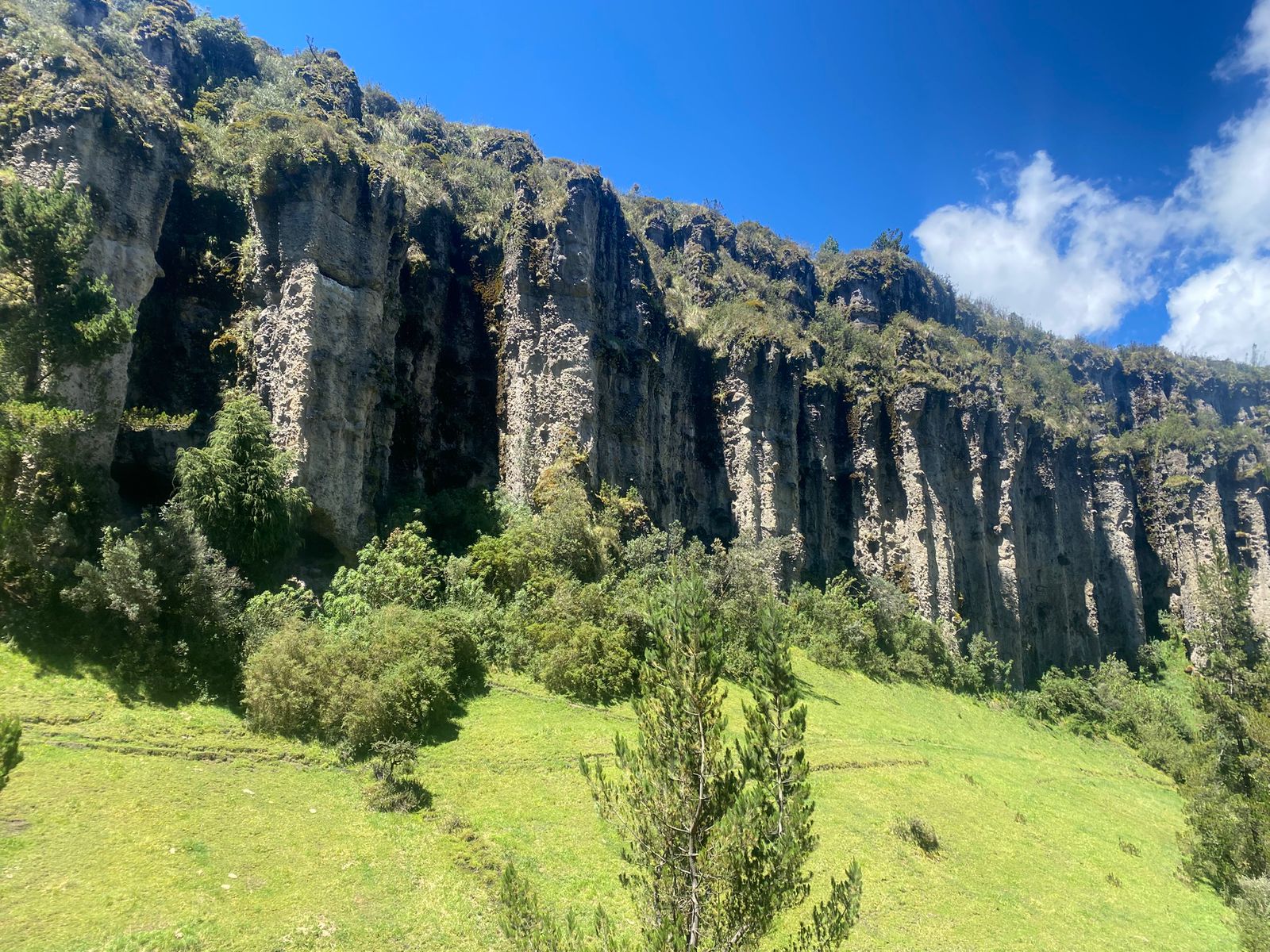 Los Farallones & Cascada del Búho